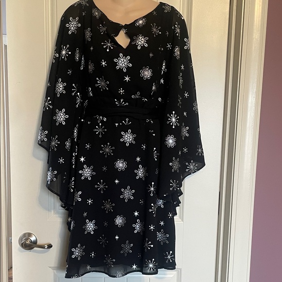 Smak Parlour Dresses & Skirts - Smak Parlour Black and Silver Snowflake Social Climber Caftan Dress Sz XL